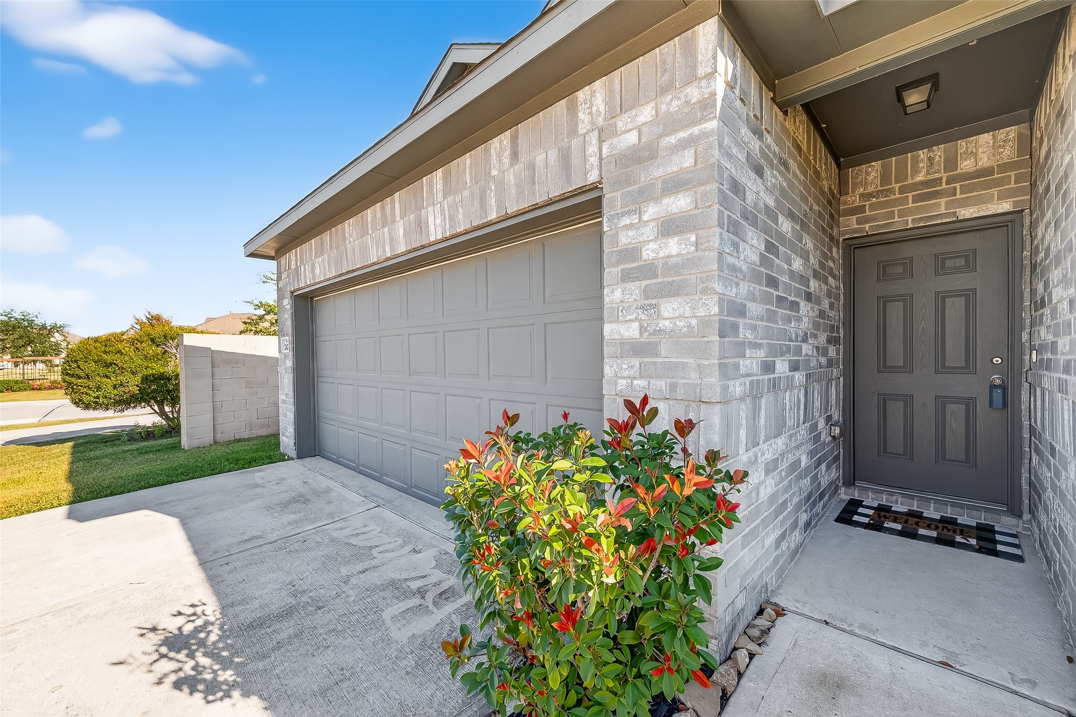 2422 Agassiz Drive Rosharon, TX 77583 - Photo 4 of 41 a house with a yard