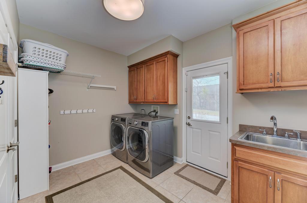 1061 Sean Circle Darien, IL 60561 - Photo 18 of 50 a utility room with sink dryer and washer