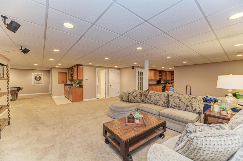 1061 Sean Circle Darien, IL 60561 - Photo 33 of 50 a living room with furniture and kitchen view
