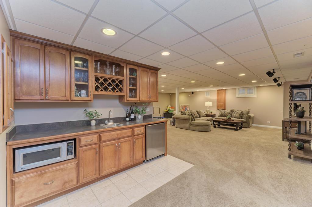 1061 Sean Circle Darien, IL 60561 - Photo 36 of 50 a kitchen with lots of counter top space