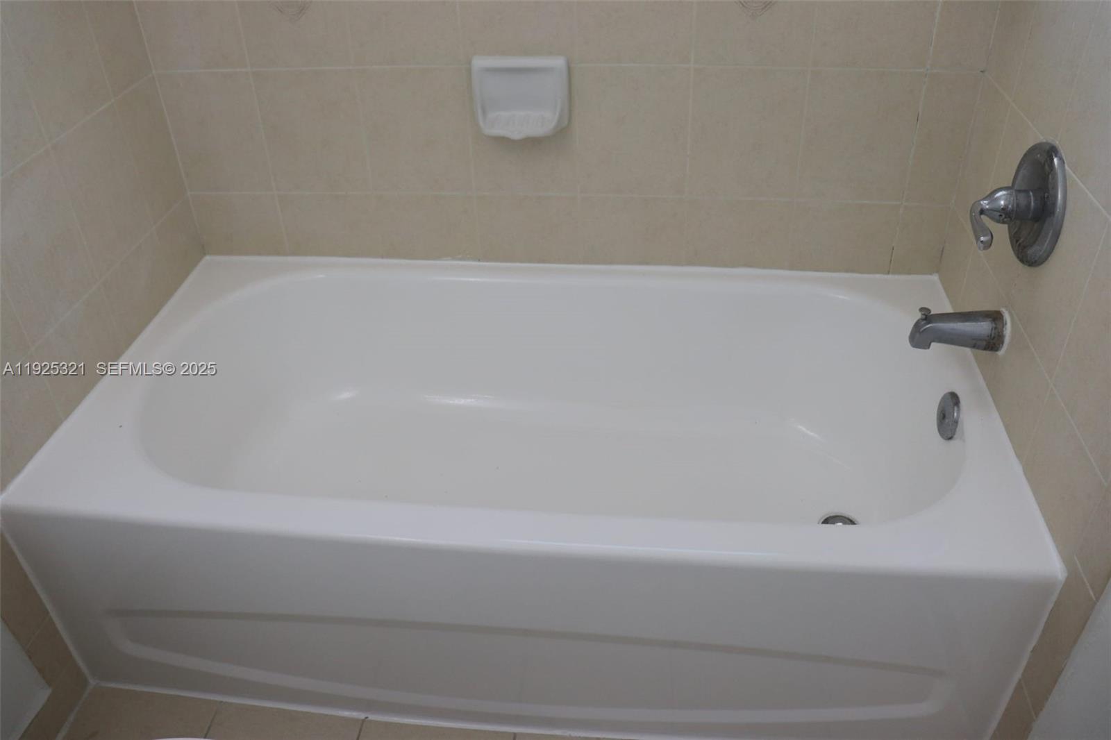 2940 Southeast 15th Terrace, Unit 2940 Homestead, FL 33035 - Photo 22 of 28 a bathroom with a bathtub
