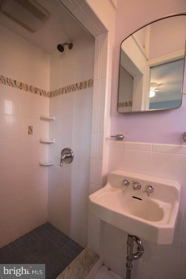 6303 Banbury Road Baltimore, MD 21239 - Photo 8 of 22 Bath (Master)