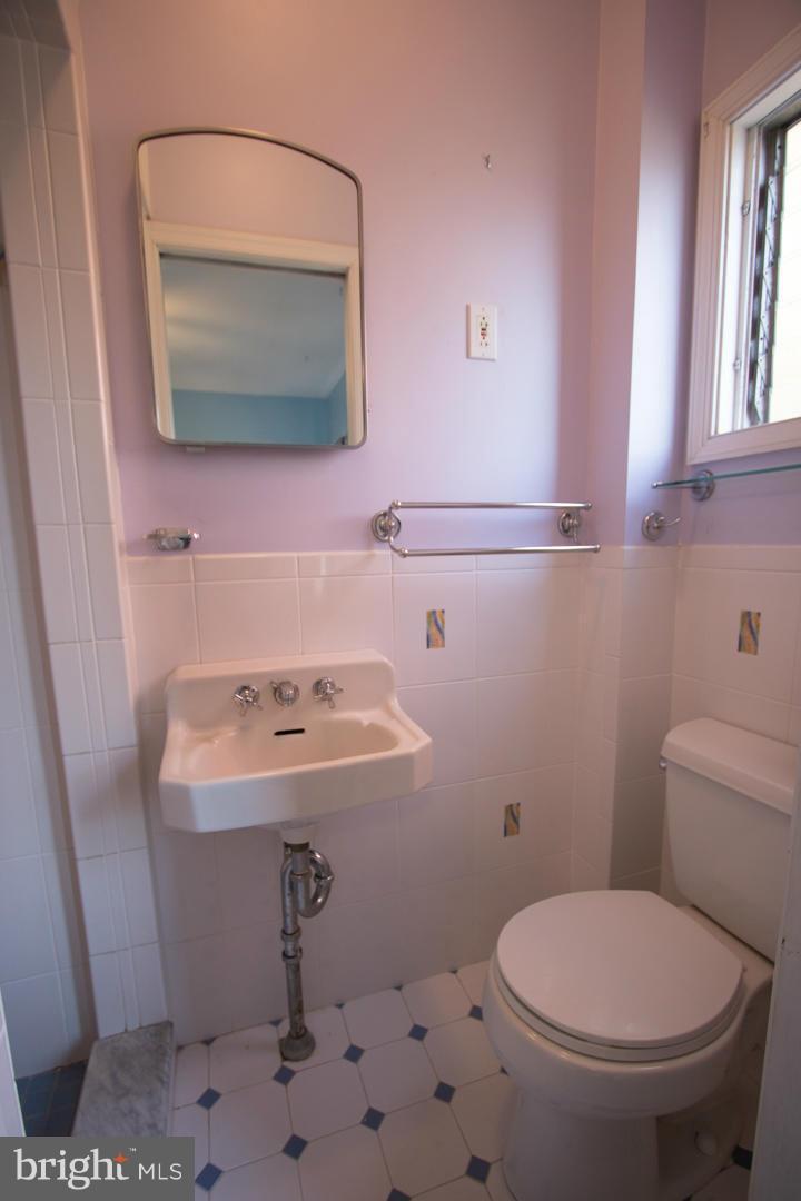 6303 Banbury Road Baltimore, MD 21239 - Photo 9 of 22 Bath (Master)