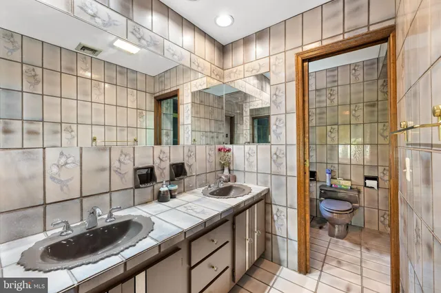 a view of a workspace with furniture