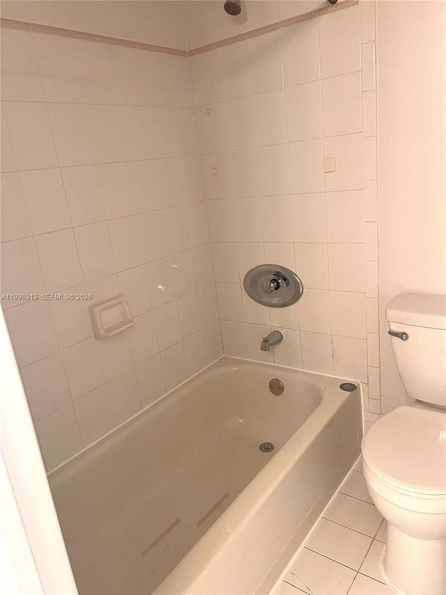 15761 Southwest 148th Terrace Miami, FL 33196 - Photo 12 of 17 a bathroom with a bathtub and a toilet