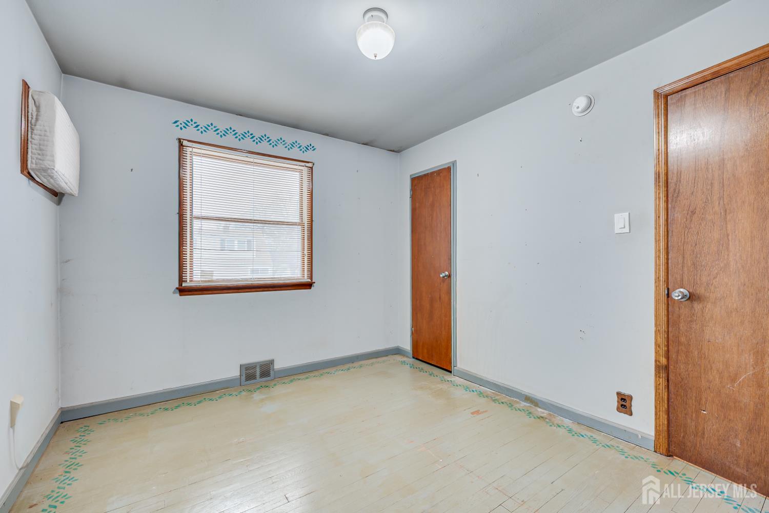 20 Longfield Road New Brunswick, NJ 08901 - Photo 21 of 32 an empty room with windows and closet