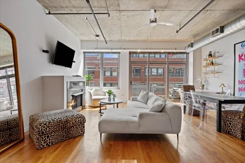 $349,900 | 933 West Van Buren Street, Unit 702, Chicago, IL 60607