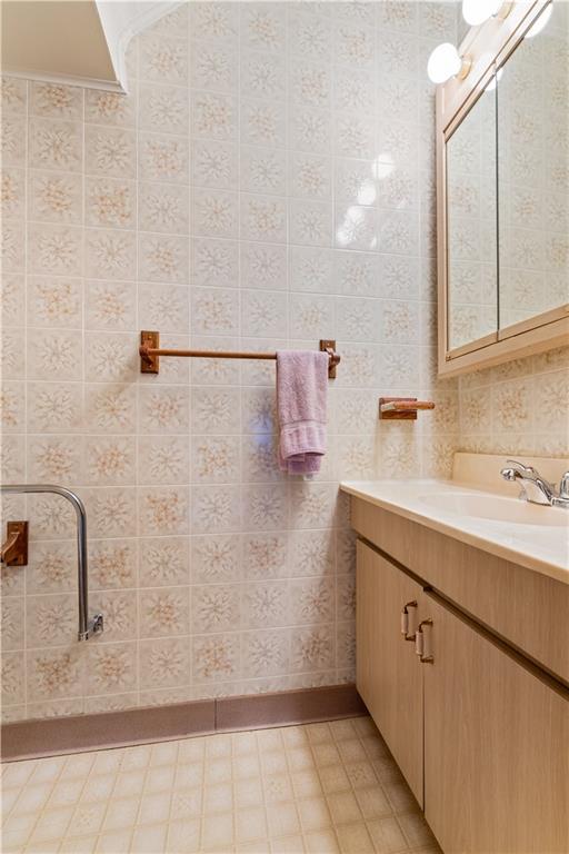 248 Glass Run Road Pittsburgh, PA 15207 - Photo 17 of 38 Powderroom with Primary Bedroom