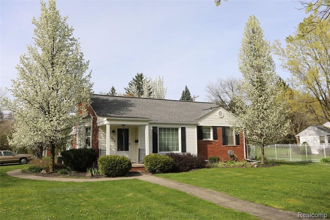 352 Riddle Street Howell, MI 48843 - Photo 1 of 26 riddle front.jpg