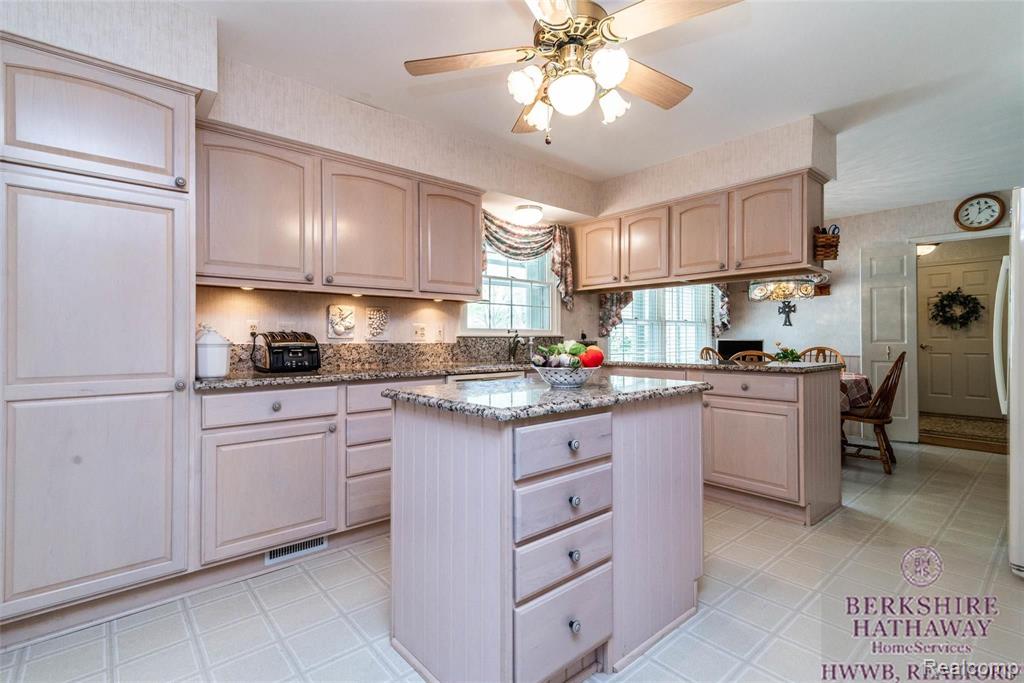 25233 Wykeshire Road Farmington Hills, MI 48336 - Photo 20 of 45