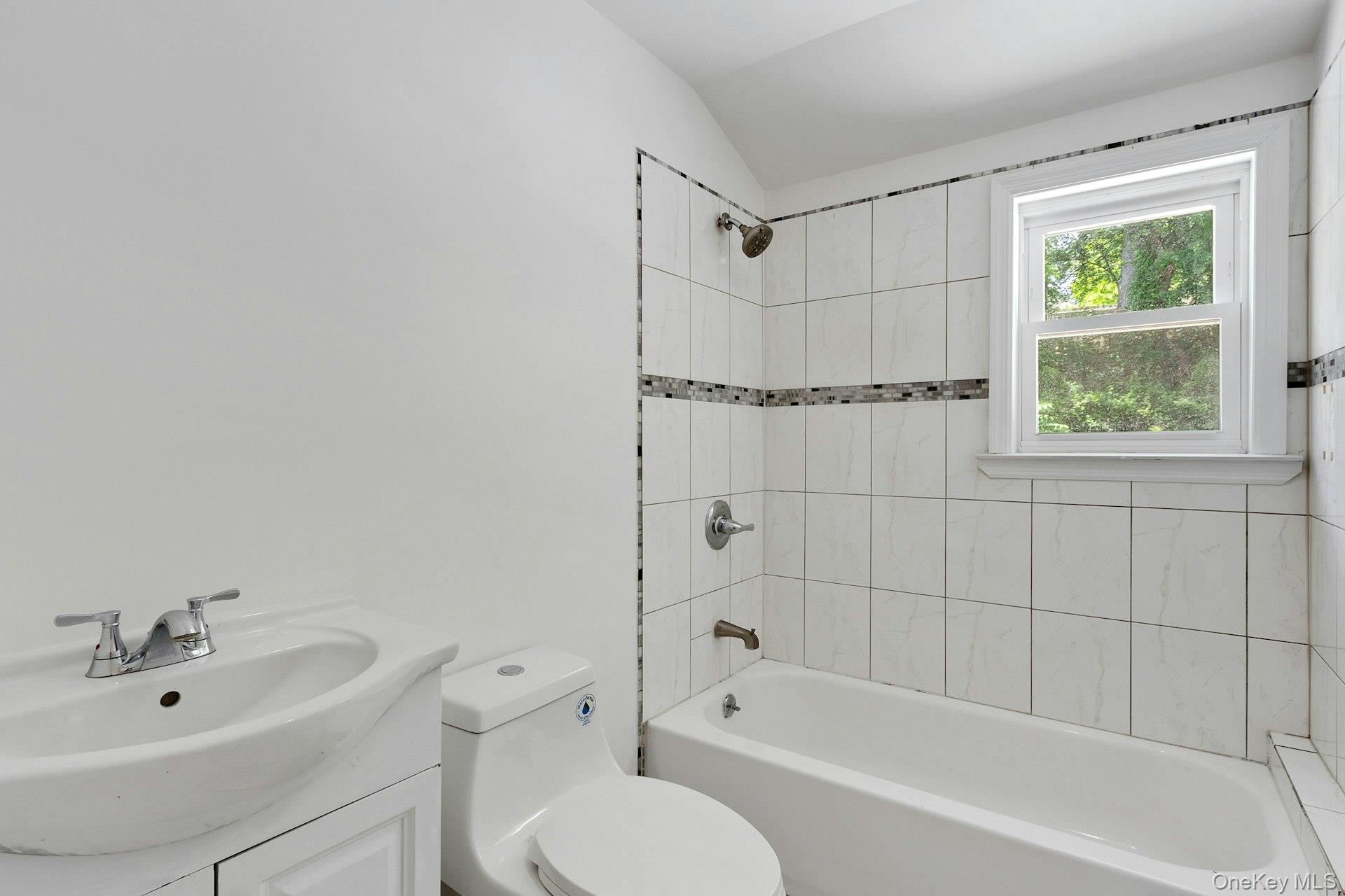 938 Rte 9W Congers, NY 10920 - Photo 31 of 48 2nd Floor Bathroom
