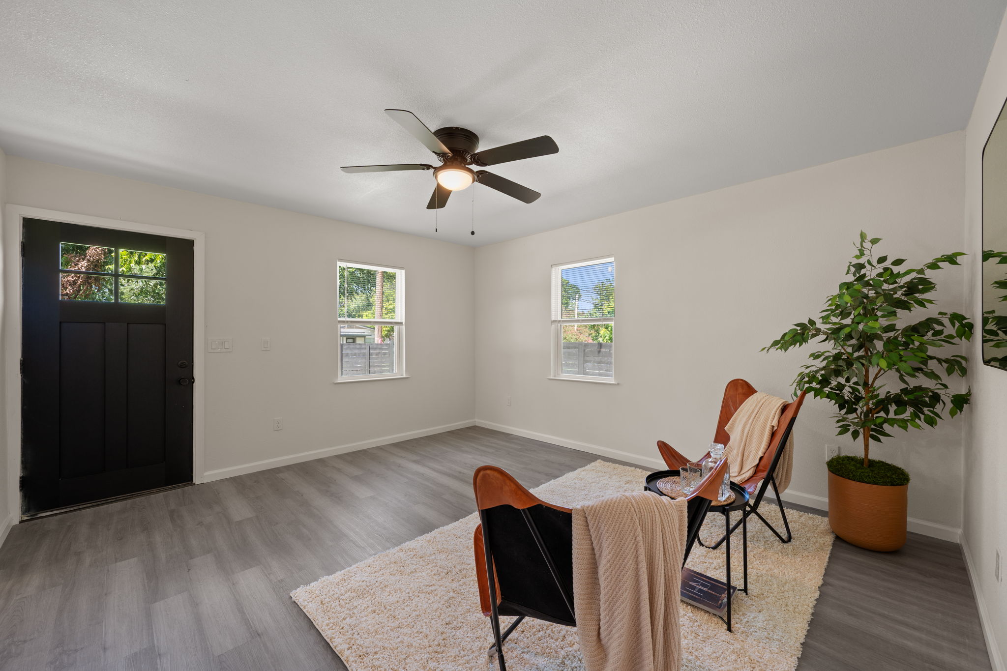 4711 Bandera Road Austin, TX 78721 - Photo 7 of 22 a view of a livingroom with furniture and a potted plant