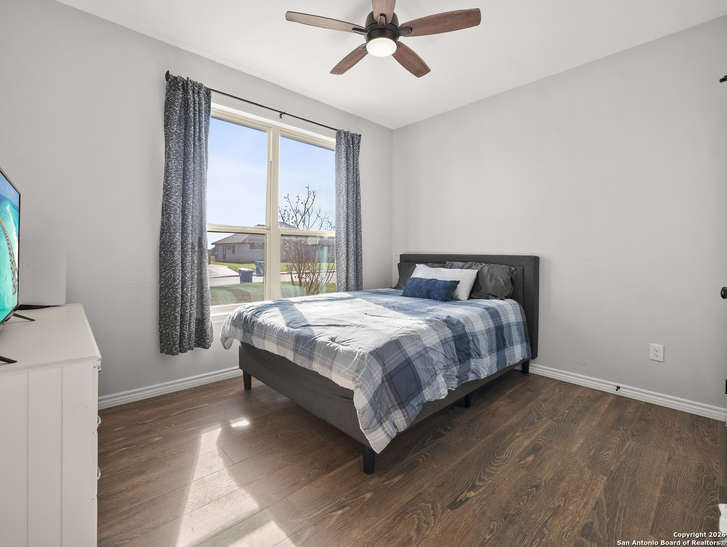 1712 Vista View Drive Pleasanton, TX 78064 - Photo 15 of 37 a bedroom with a bed and window