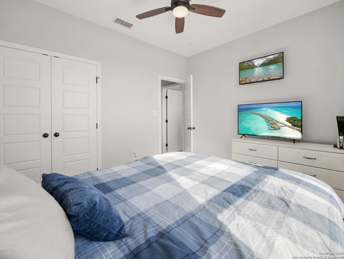 1712 Vista View Drive Pleasanton, TX 78064 - Photo 16 of 37 a bedroom with a bed and a flat screen tv