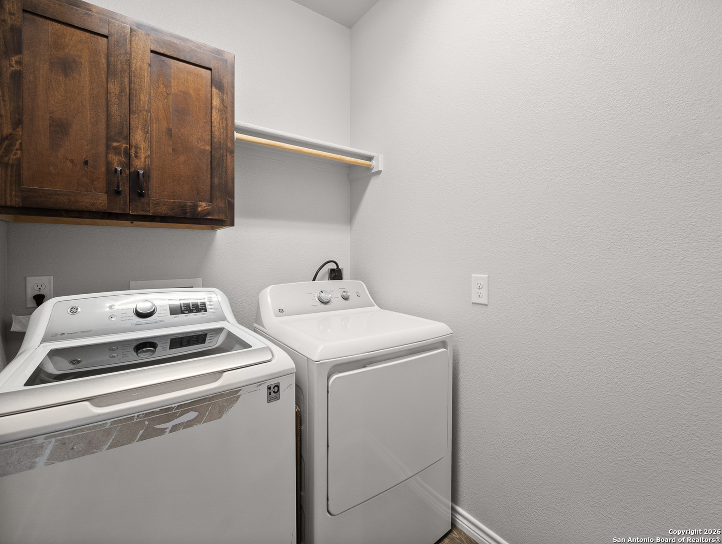 1712 Vista View Drive Pleasanton, TX 78064 - Photo 22 of 37 a utility room with dryer and washer