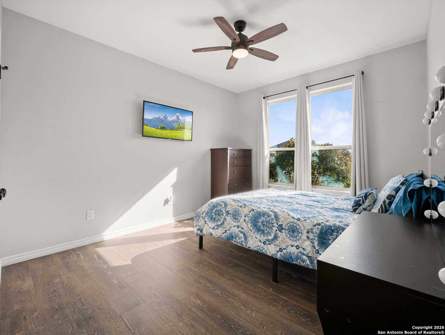 1712 Vista View Drive Pleasanton, TX 78064 - Photo 23 of 37 a bedroom with a bed and a large window