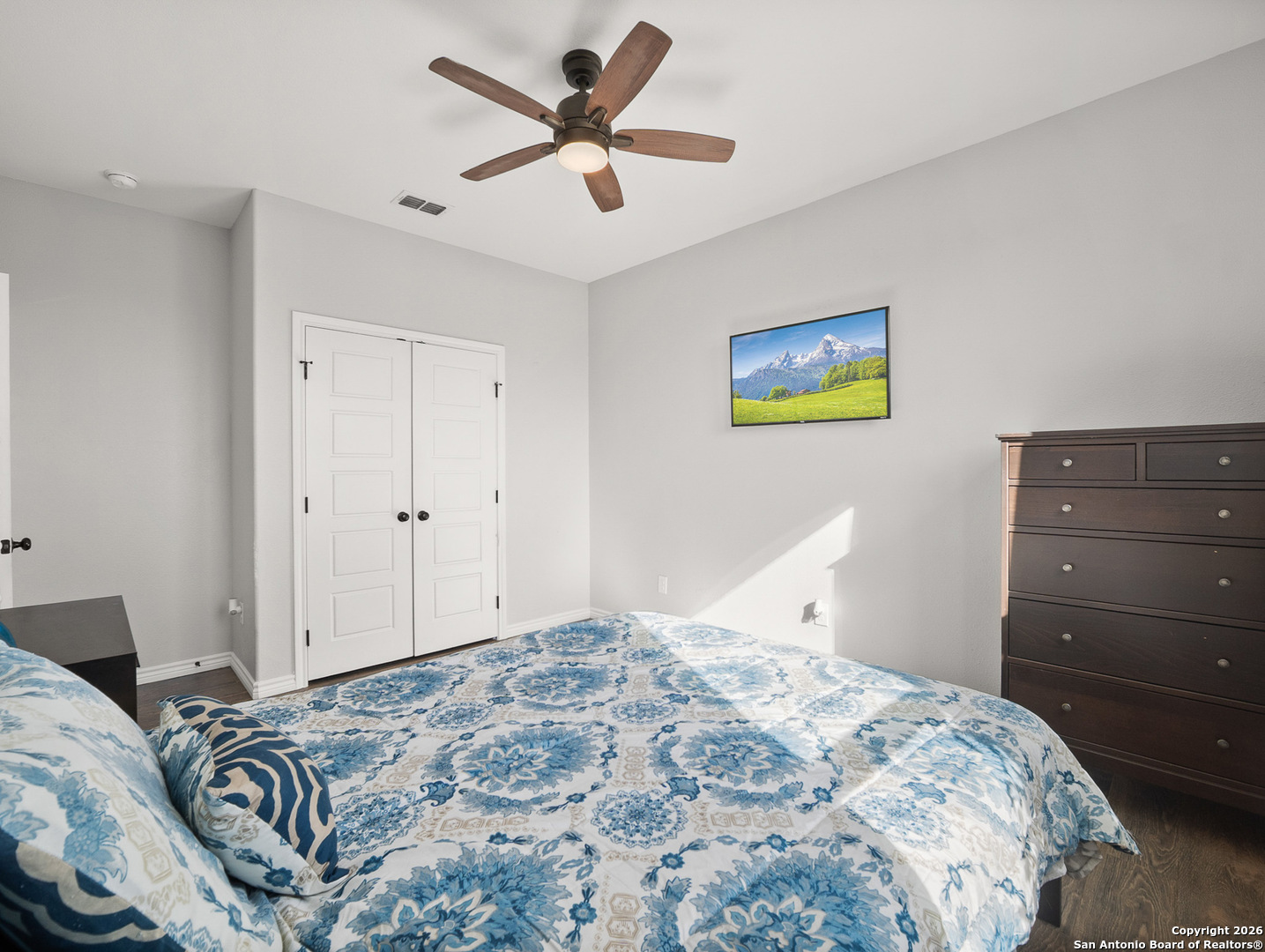 1712 Vista View Drive Pleasanton, TX 78064 - Photo 24 of 37 a bedroom with a bed and a painting on the wall