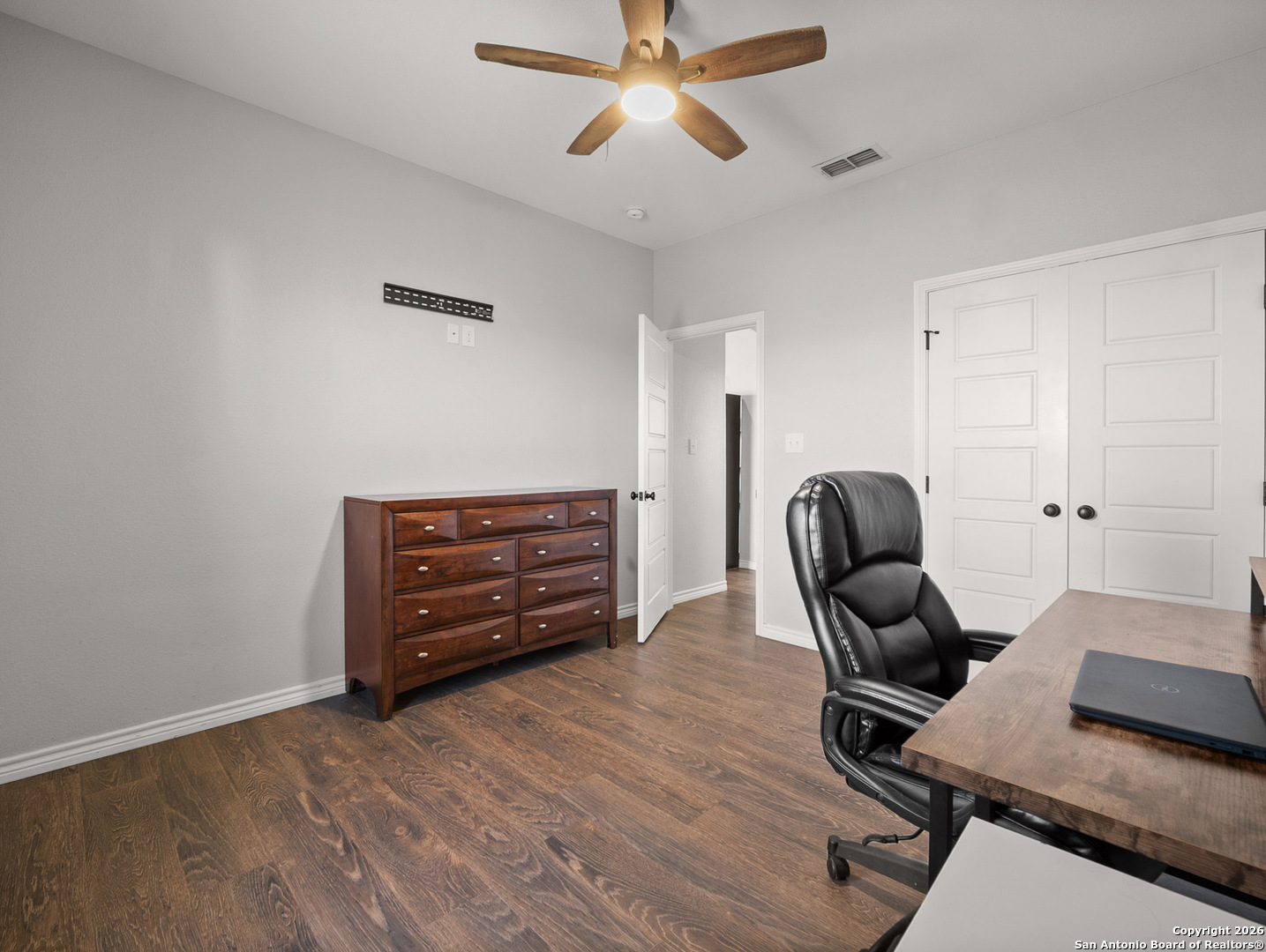 1712 Vista View Drive Pleasanton, TX 78064 - Photo 26 of 37 a living room with furniture and a wooden floor