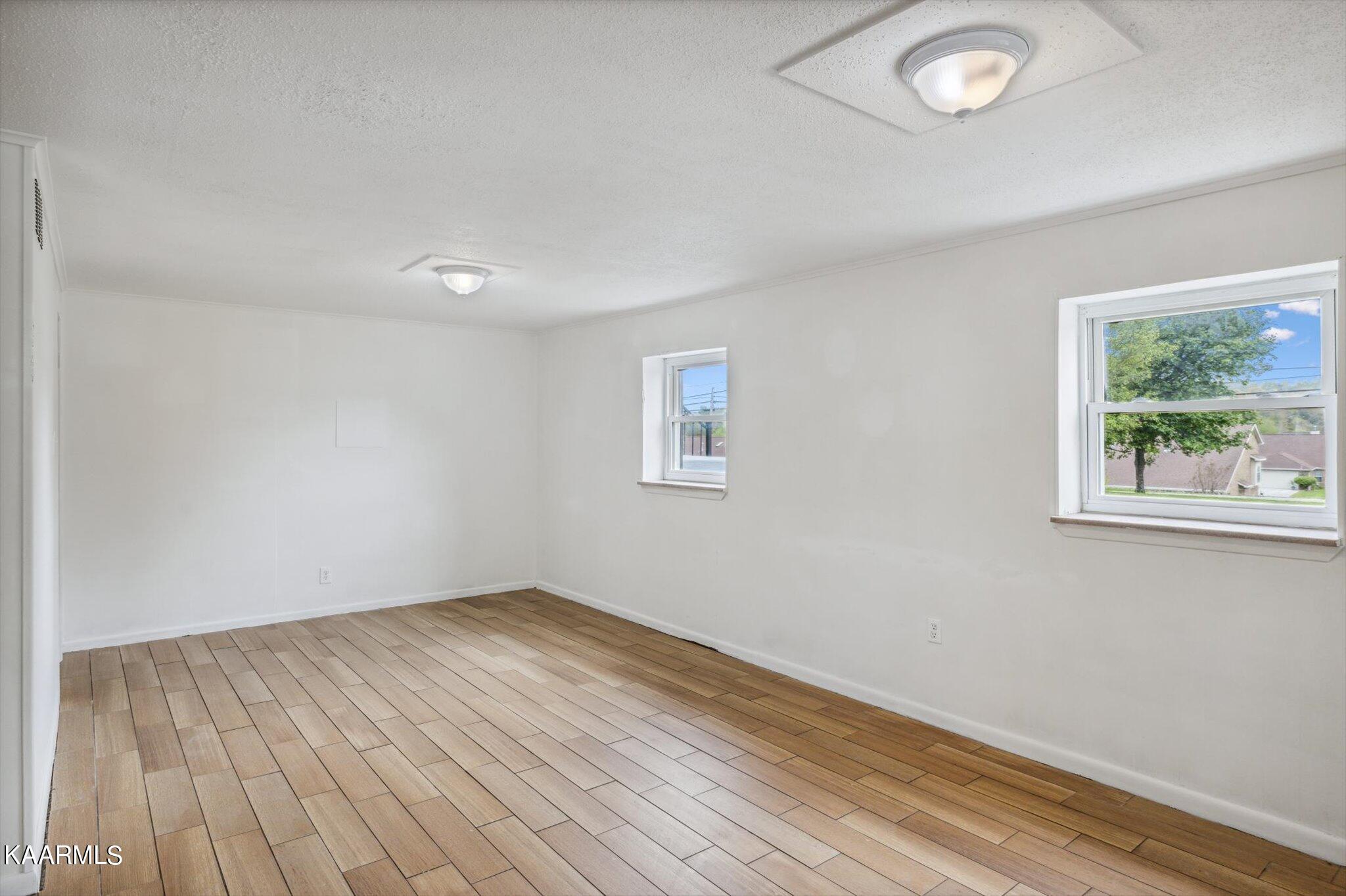 7001 Washington Pike Corryton, TN 37721 - Photo 5 of 33 5. Unit one living area