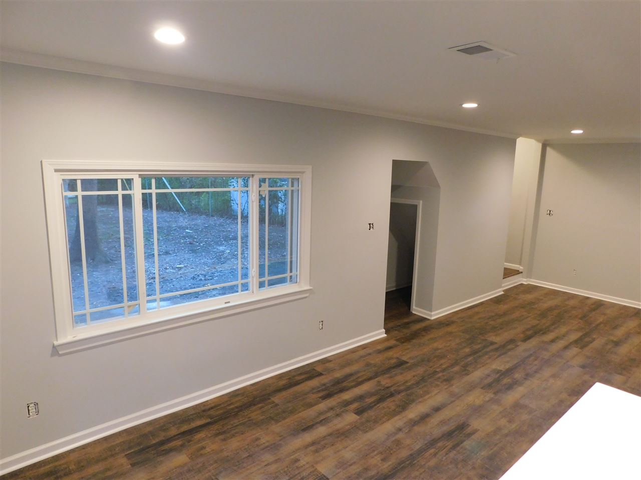 4567 Flamingo Road Memphis, TN 38117 - Photo 14 of 25 Huge gathering room with nice picturesque window to view your serene backyard.