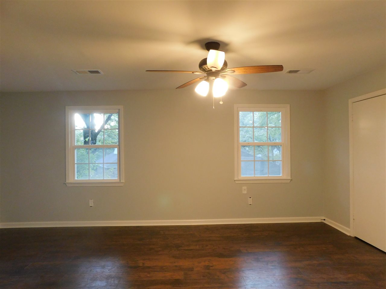 4567 Flamingo Road Memphis, TN 38117 - Photo 19 of 25 This upstairs large 20x14 Bedroom could be used as Master Bedroom.