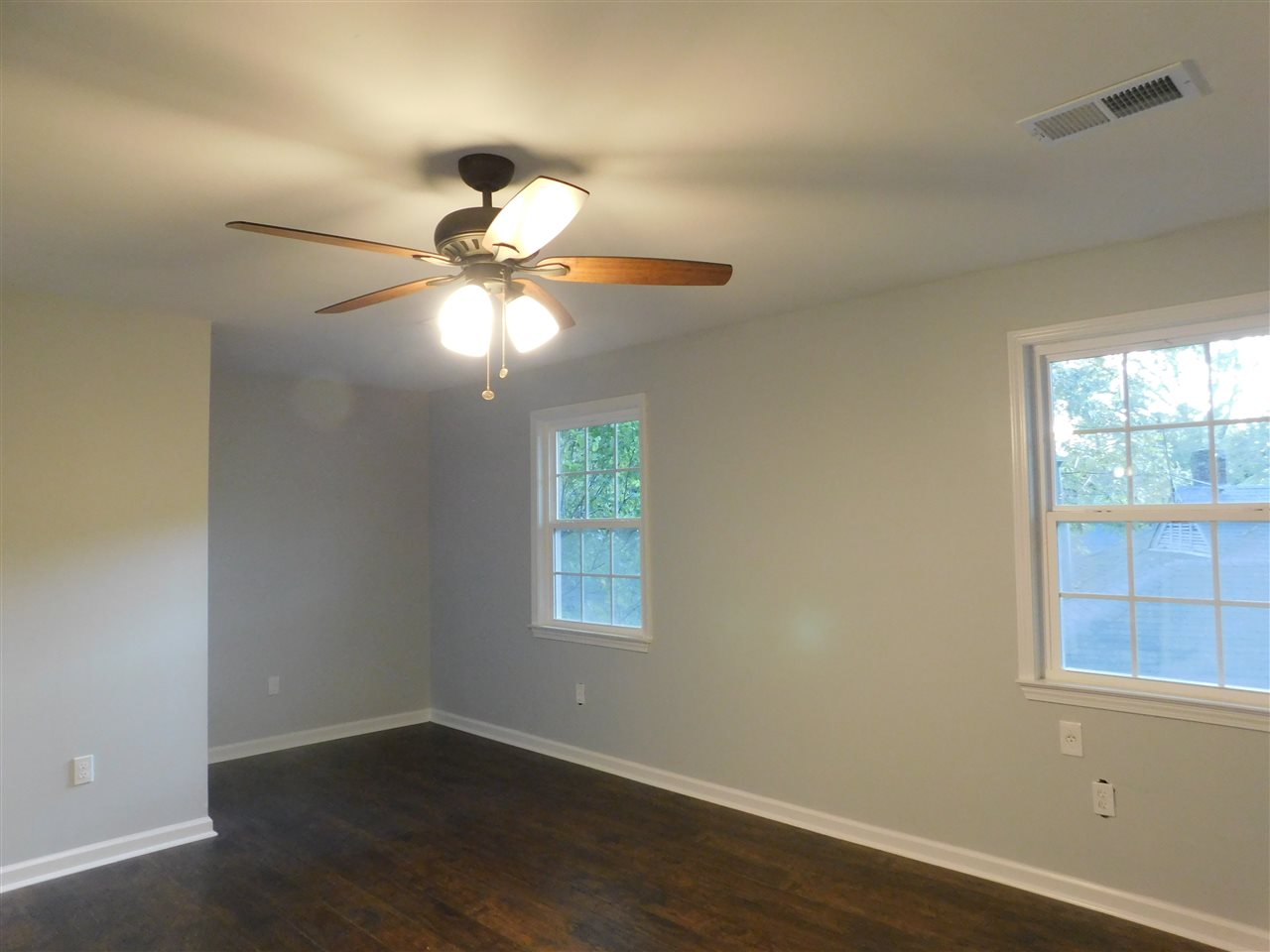 4567 Flamingo Road Memphis, TN 38117 - Photo 20 of 25 Huge upstairs Bedroom.