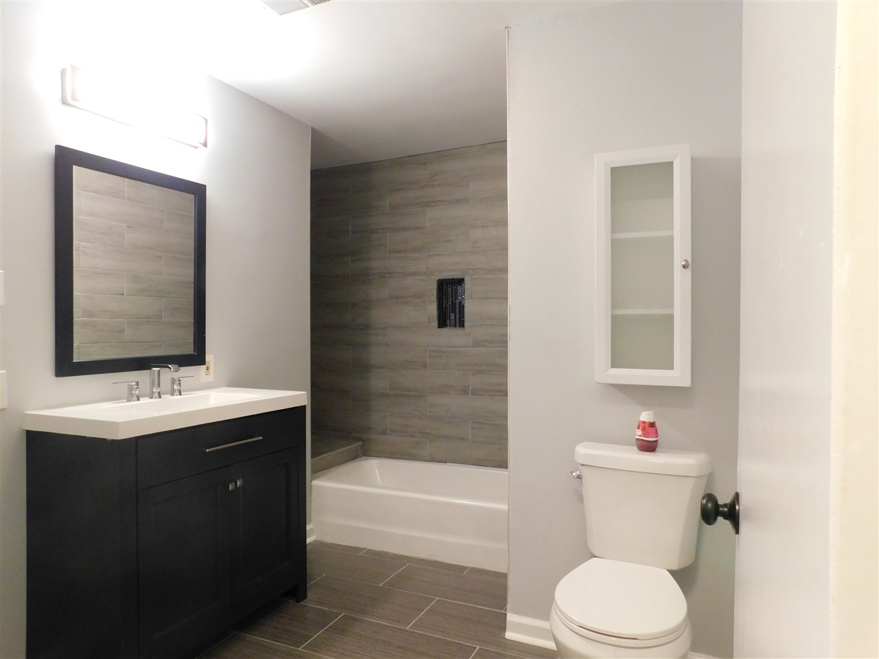 4567 Flamingo Road Memphis, TN 38117 - Photo 22 of 25 Spacious upstairs bath.
