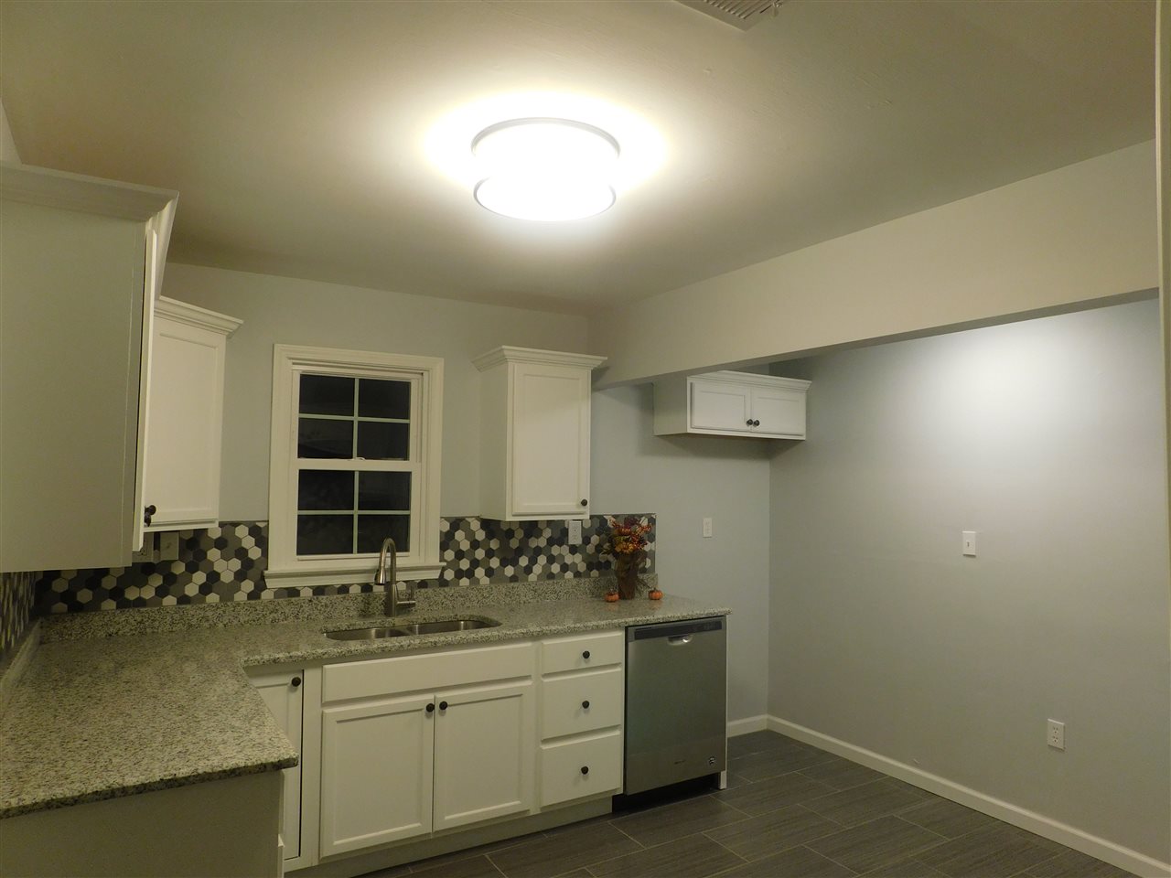 4567 Flamingo Road Memphis, TN 38117 - Photo 6 of 25 Beautiful backsplash.