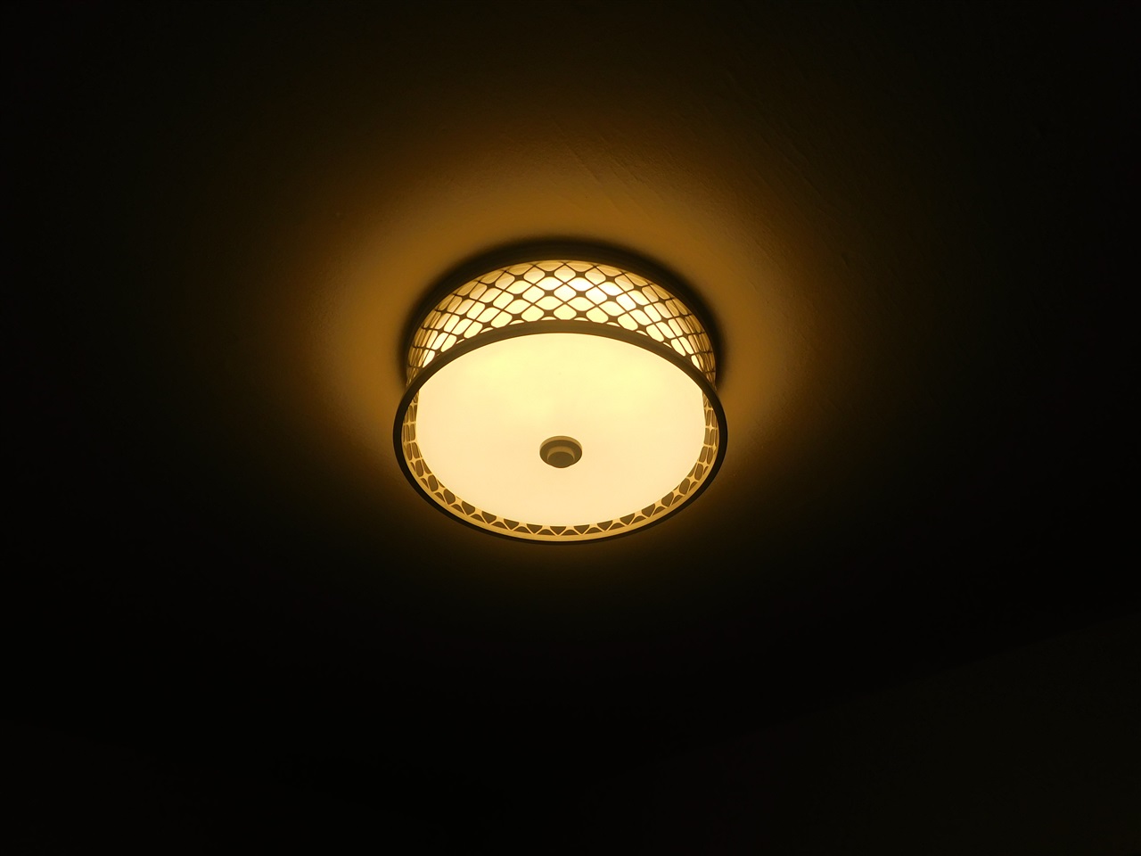 4567 Flamingo Road Memphis, TN 38117 - Photo 7 of 25 Up close look at the beautiful light fixture in the kitchen.