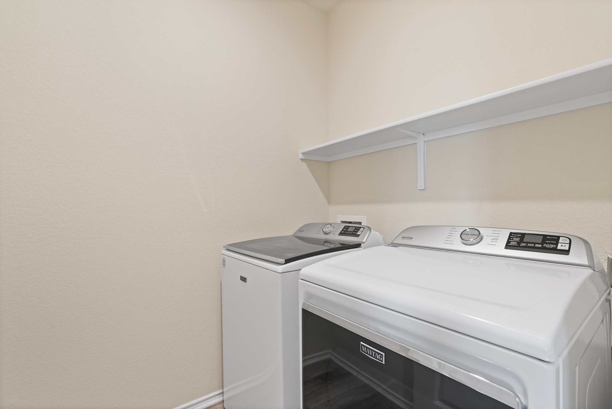 141 Onna Street Taylor, TX 76574 - Photo 6 of 26 a utility room with dryer and washer