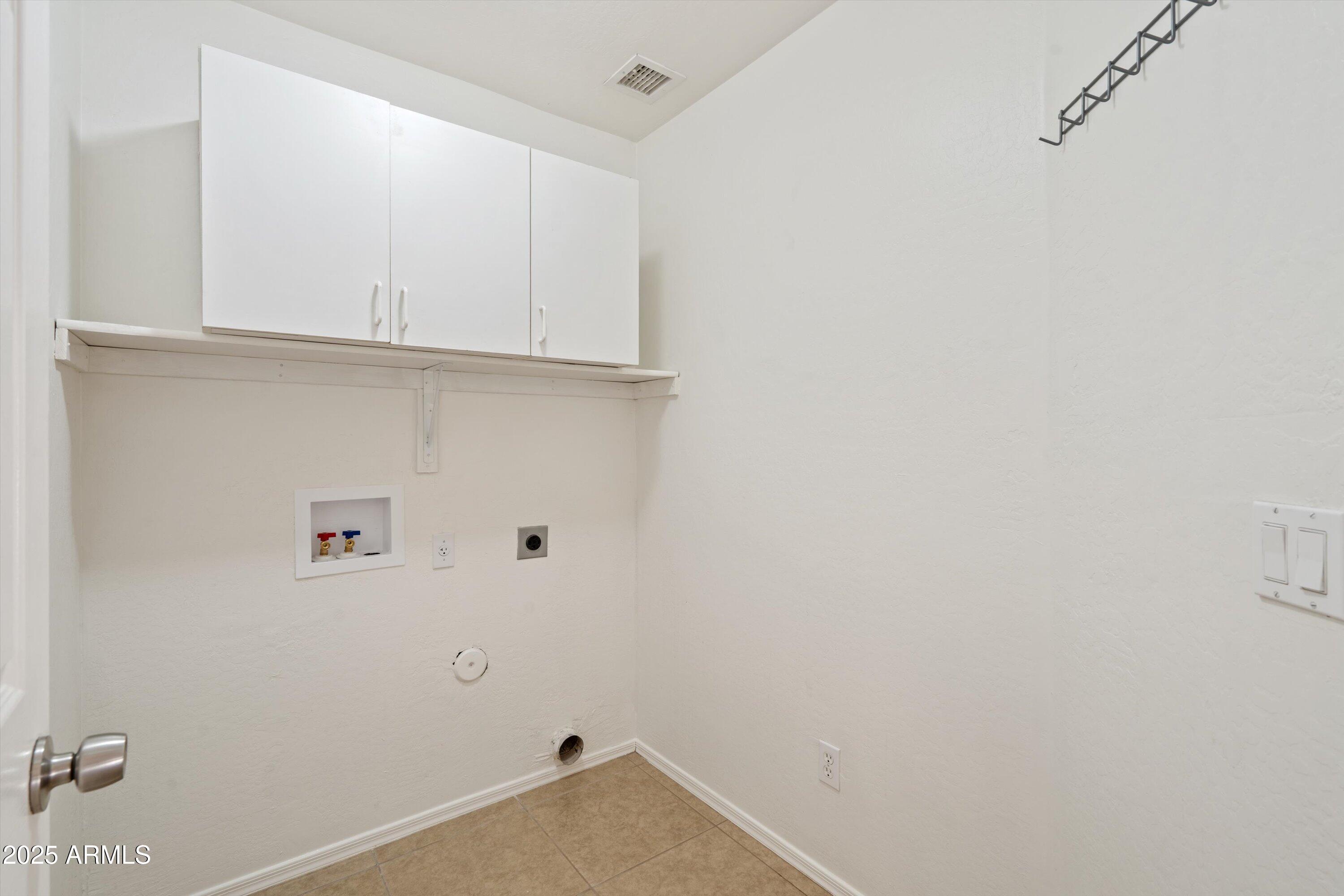 4335 West Apollo Road Laveen, AZ 85339 - Photo 24 of 34 25-Laundry Room