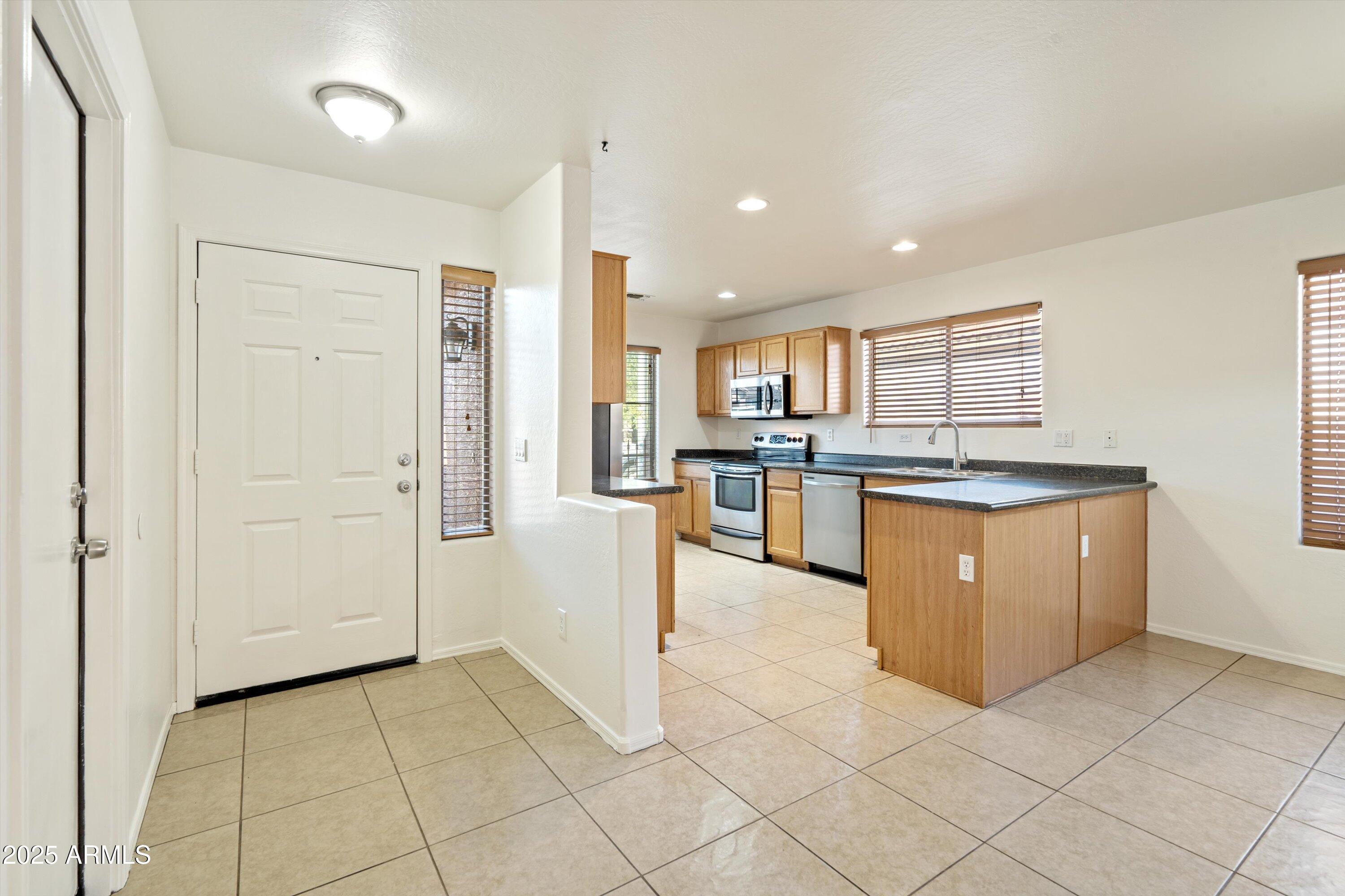 4335 West Apollo Road Laveen, AZ 85339 - Photo 7 of 34 08-Foyer