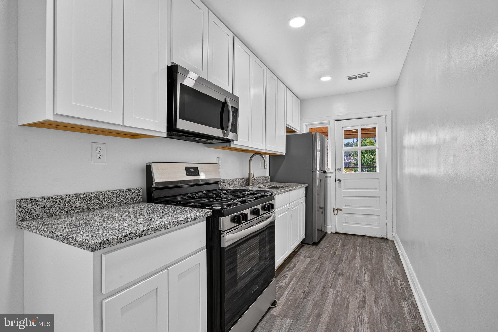 3805 8th Street Baltimore, MD 21225 - Photo 10 of 36