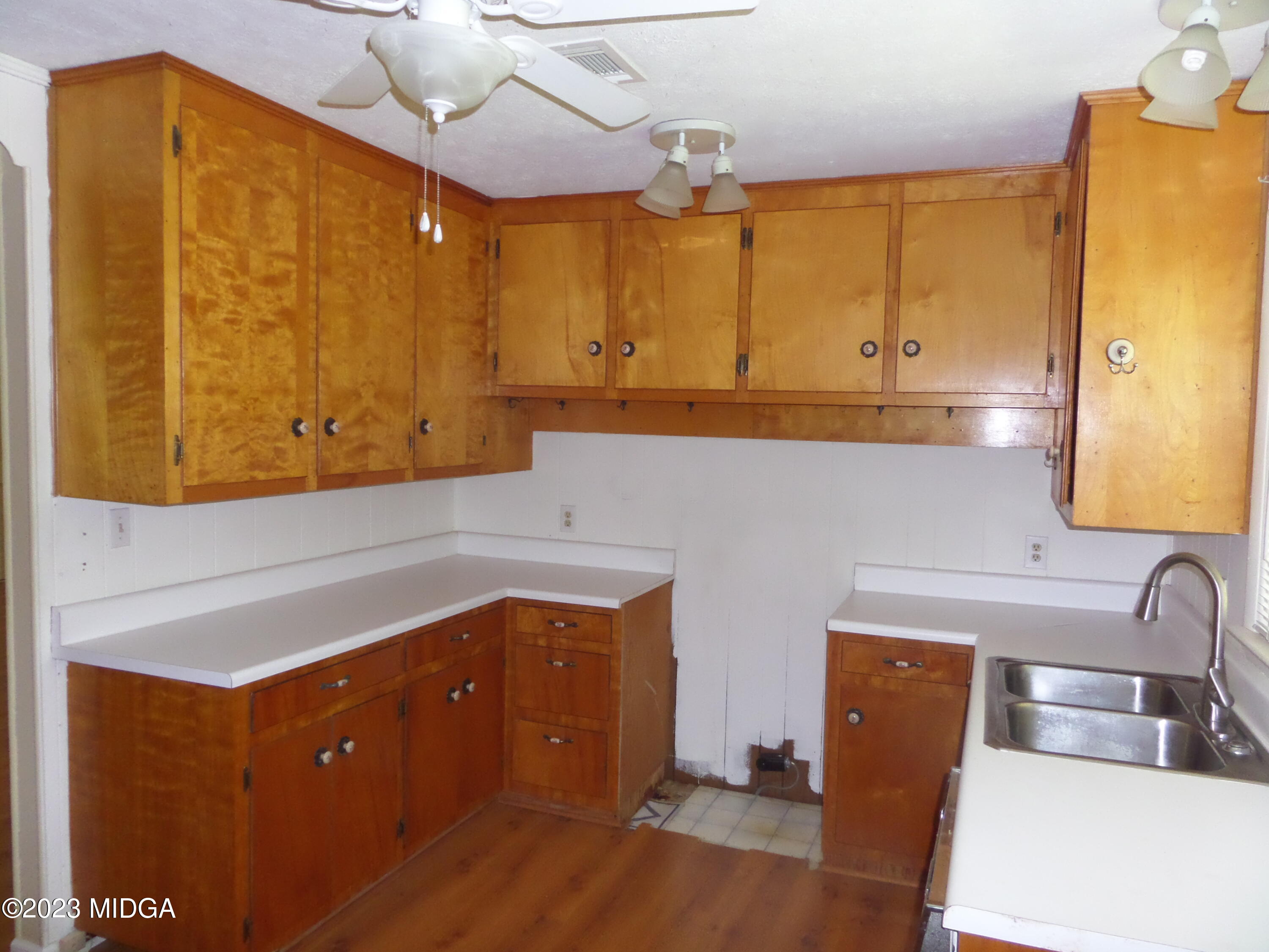 2816 Montpelier Station Road Musella, GA 31066 - Photo 4 of 9 a bathroom with a sink and a mirror