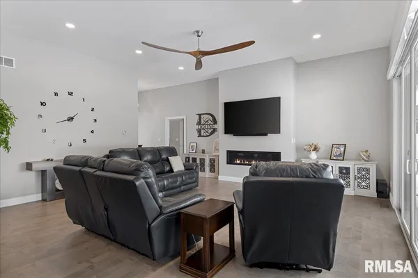 $725,000 | 2813 Richardson Drive, Springfield, IL 62711