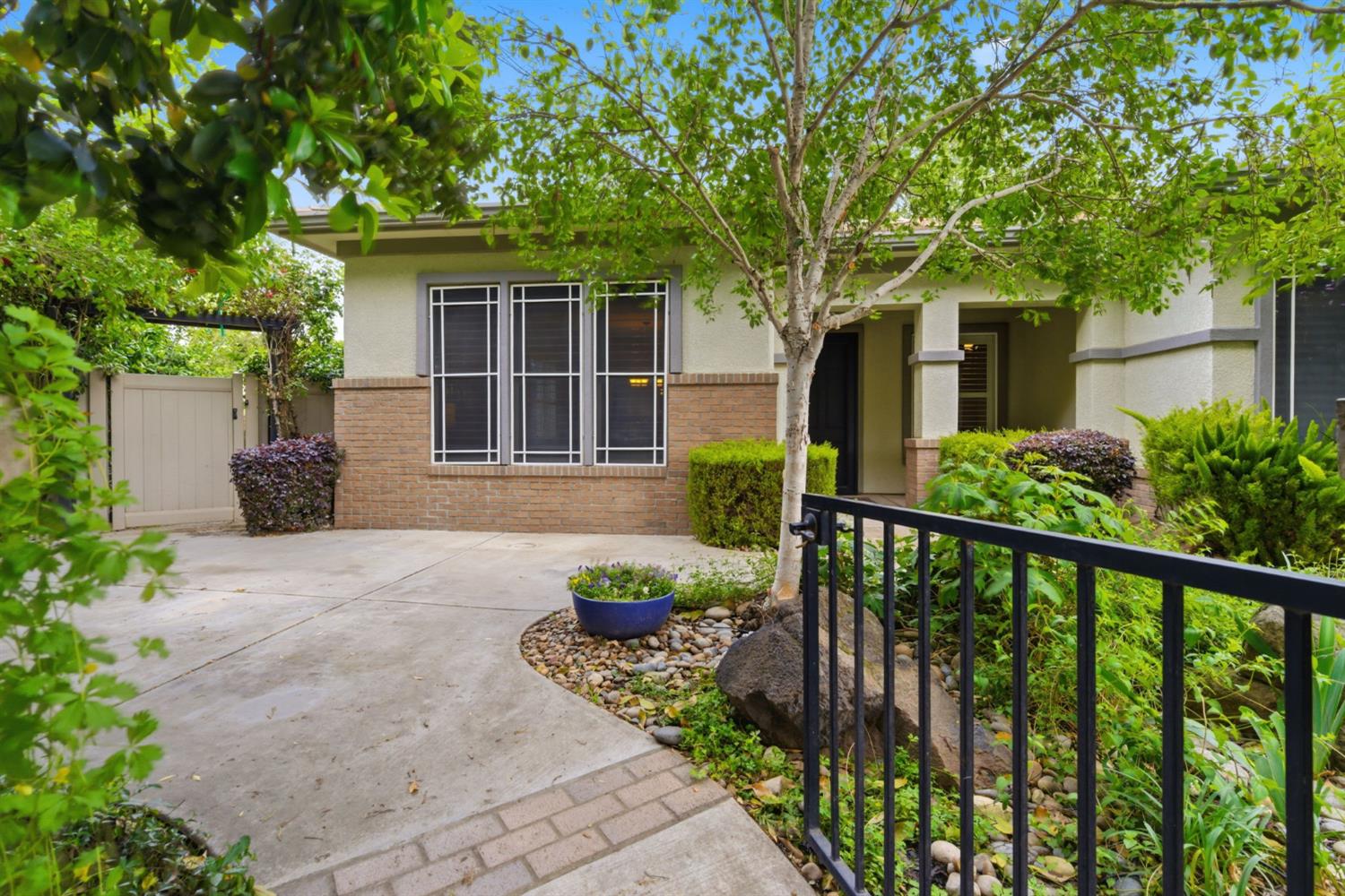 2499 Appleleaf Lane Manteca, CA 95336 - Photo 4 of 55 a front view of a house with garden