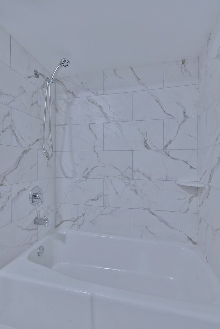 15262 74th Avenue, Unit 36 Orland Park, IL 60462 - Photo 16 of 25 a bathroom with a bathtub
