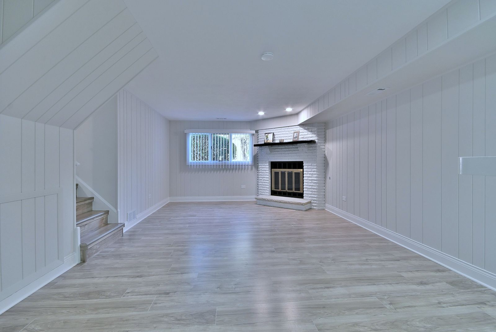 15262 74th Avenue, Unit 36 Orland Park, IL 60462 - Photo 20 of 25 a view of an empty room with wooden floor and a window