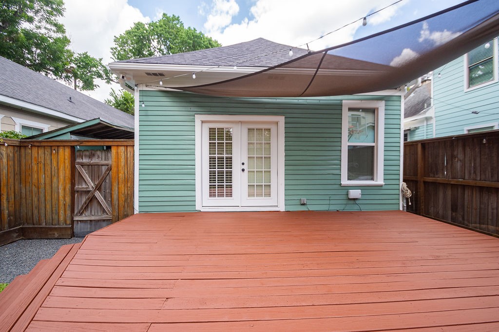 3909 Barnes Street Houston, TX 77007 - Photo 18 of 22 Large patio deck