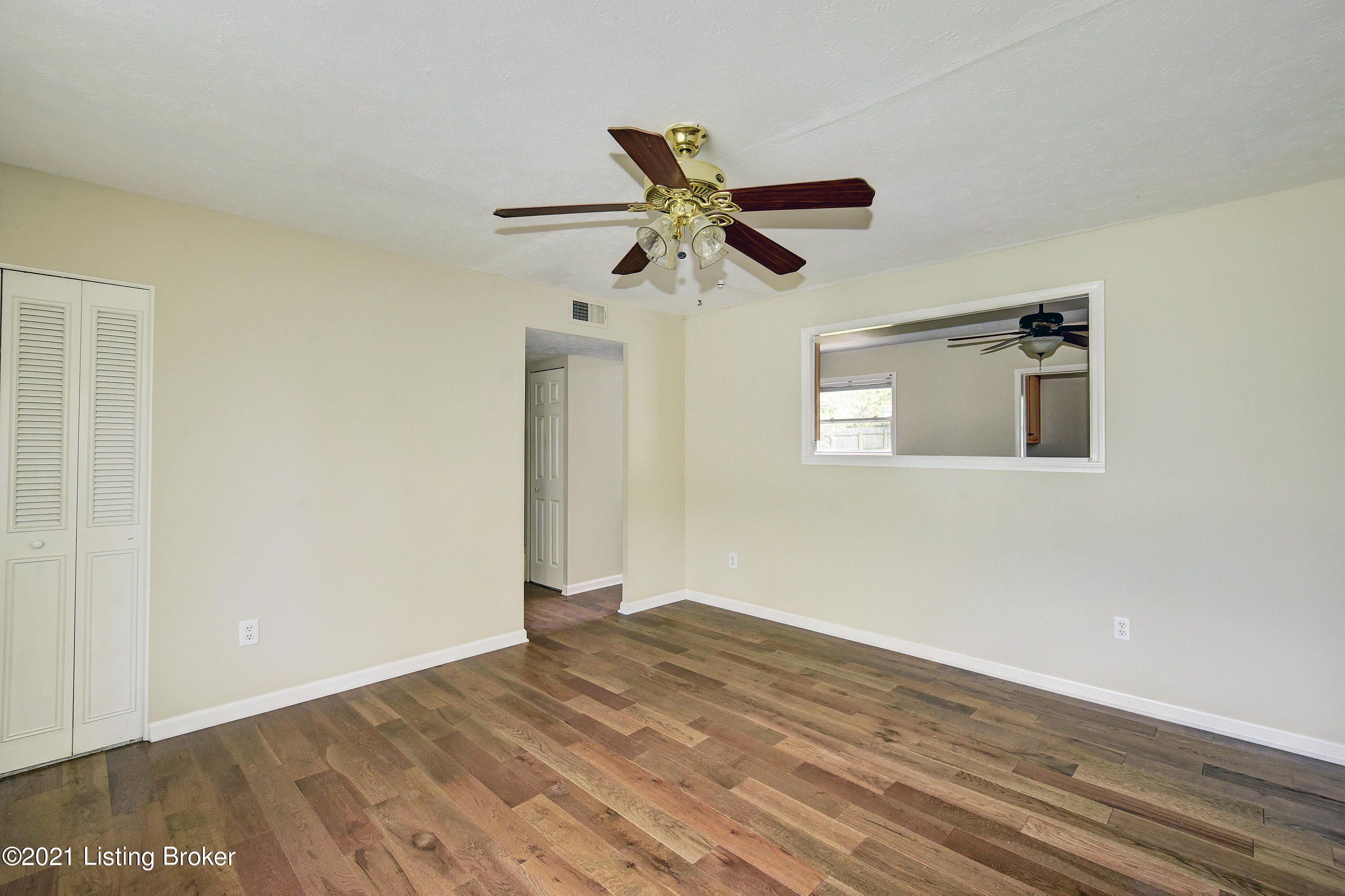 289 Dale Road Louisville, KY 40229 - Photo 5 of 25 Living Room