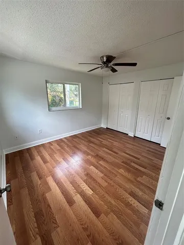 a view of empty room with a ceiling fan