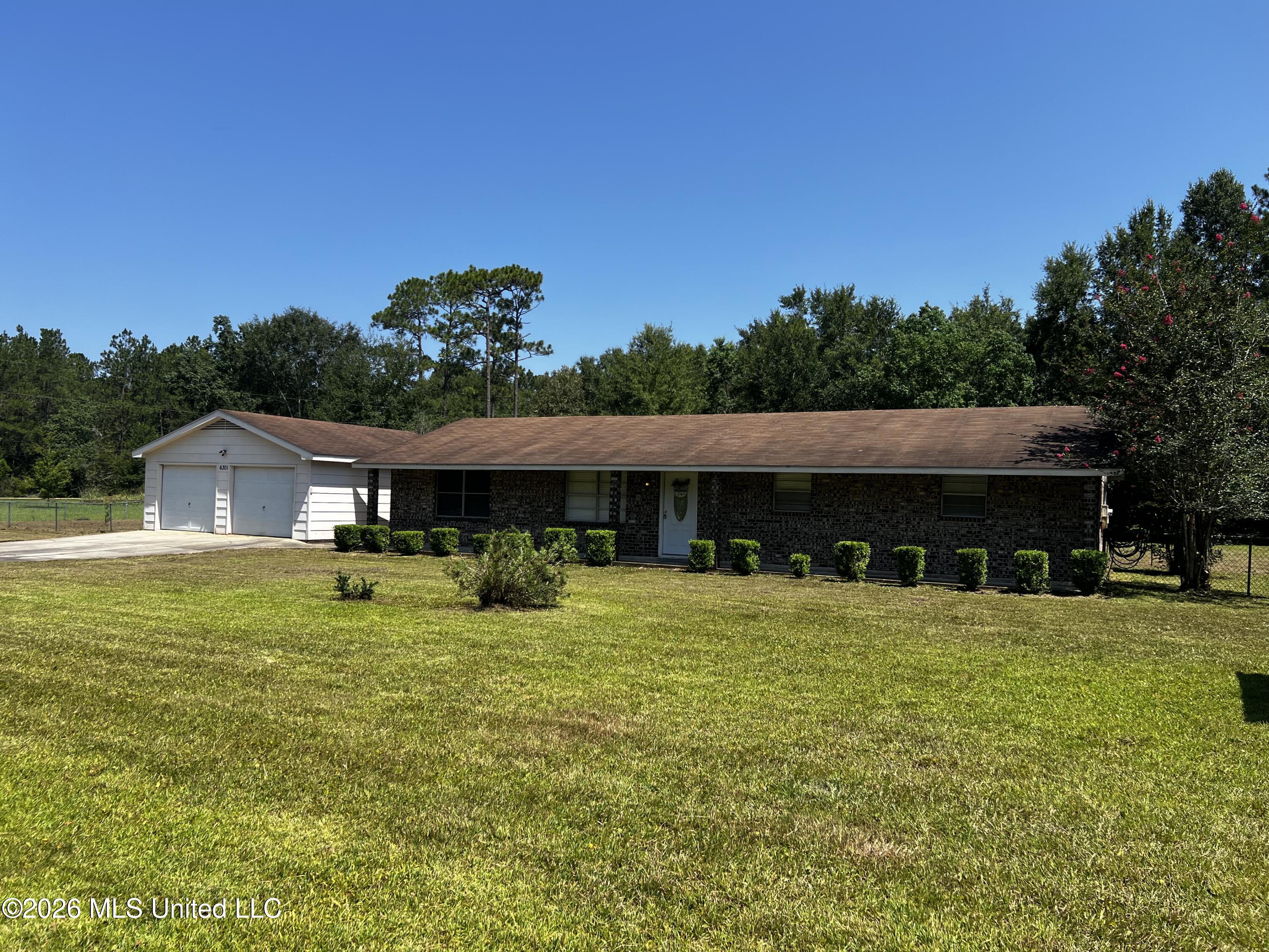 6301 Cleo Drive Moss Point, MS 39562 - Photo 4 of 42 IMG_2864