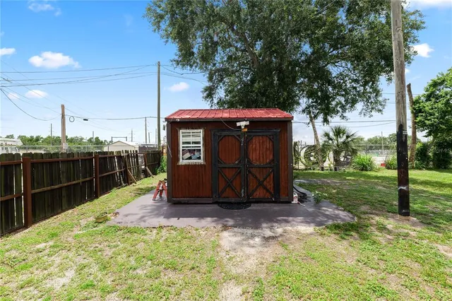 a view of a backyard