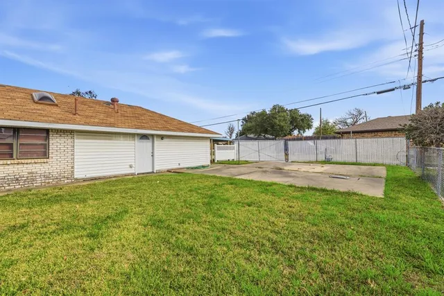 a view of a backyard