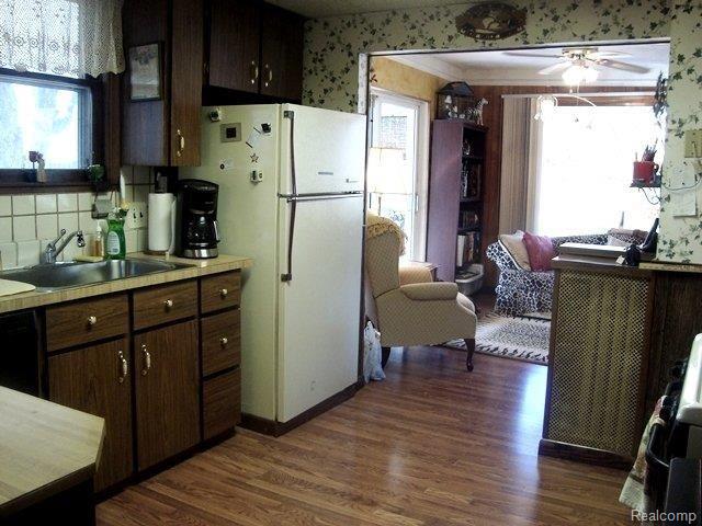 Nice open concept betw kit & den