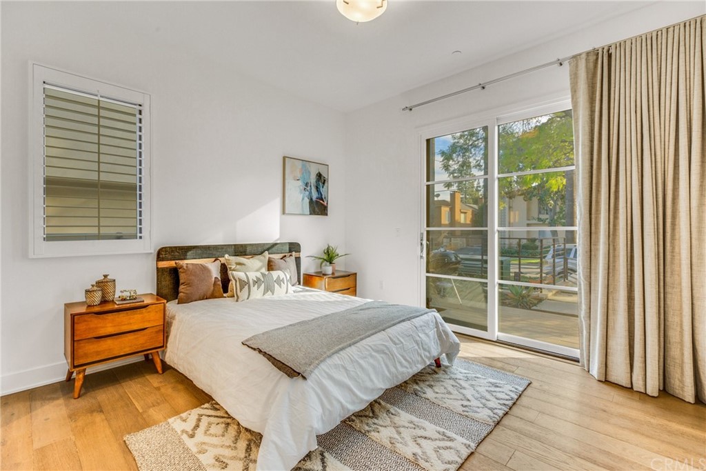 125 Hurlbut Street, Unit 101 Pasadena, CA 91105 - Photo 22 of 53 a bedroom with a bed and a window