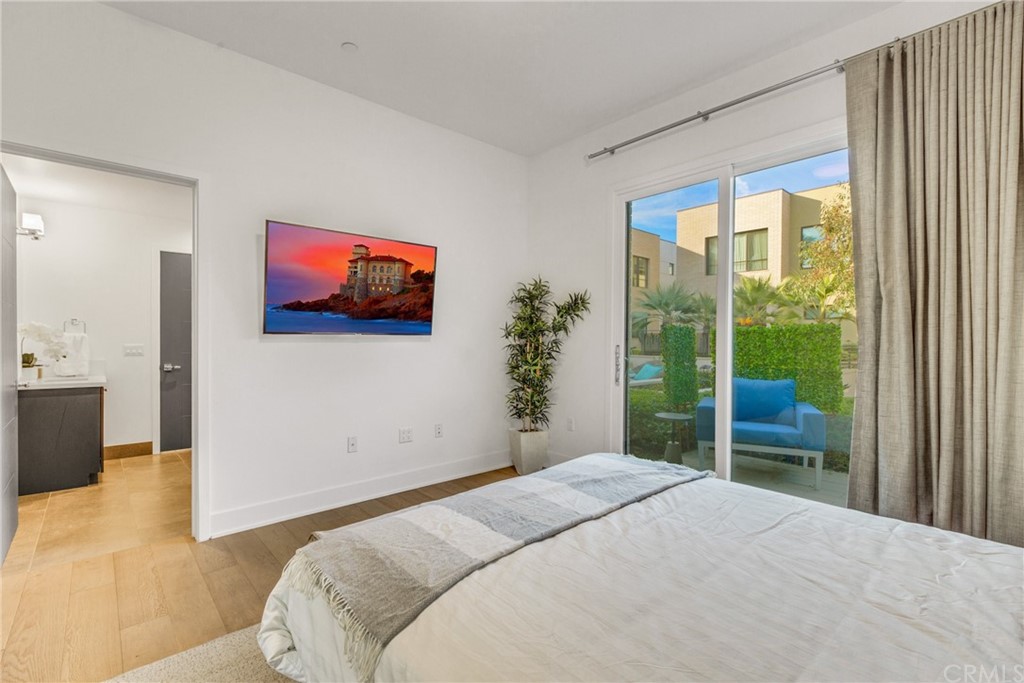 125 Hurlbut Street, Unit 101 Pasadena, CA 91105 - Photo 28 of 53 a bedroom with a large bed and a large window