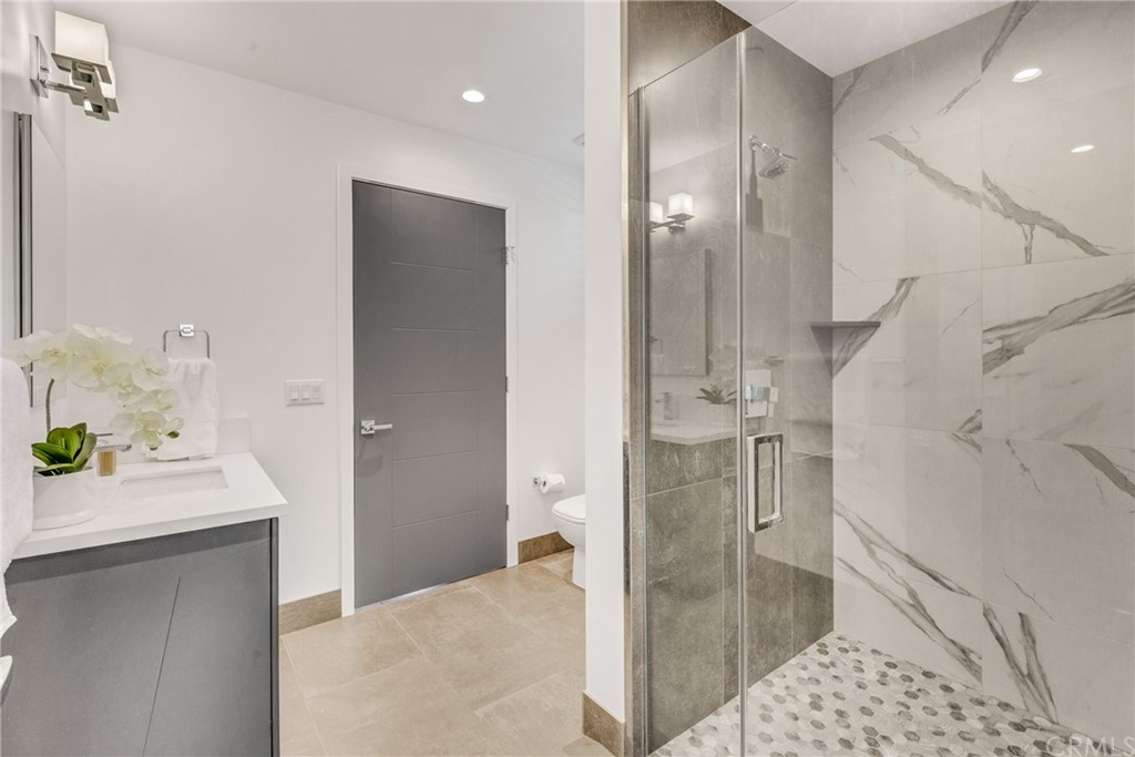 125 Hurlbut Street, Unit 101 Pasadena, CA 91105 - Photo 30 of 53 a bathroom with a sink and a shower