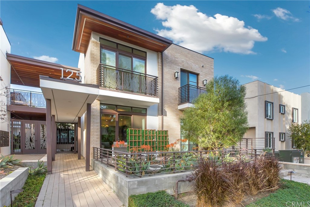 125 Hurlbut Street, Unit 101 Pasadena, CA 91105 - Photo 3 of 53 a front view of a house