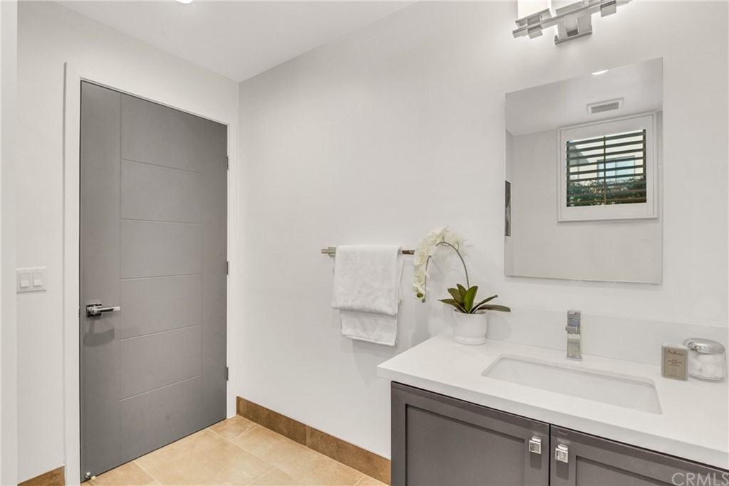 125 Hurlbut Street, Unit 101 Pasadena, CA 91105 - Photo 31 of 53 a bathroom with a sink and a mirror